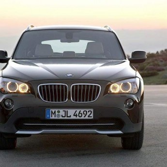 Черный BMW X1 вид спереди