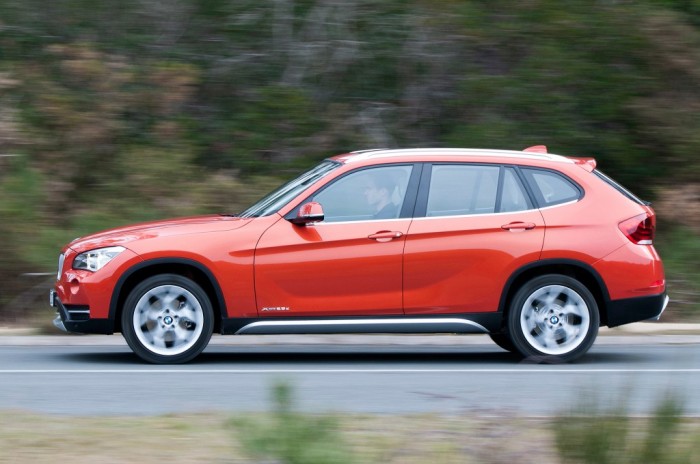 Красный BMW X1 в движении