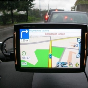 GPS навигатор на лобовом стекле автомобиля