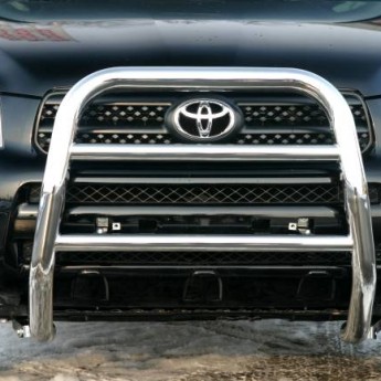 Установленный передний кенгурятник на автомобиле Toyota
