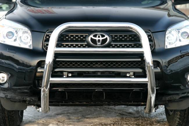 Установленный передний кенгурятник на автомобиле Toyota