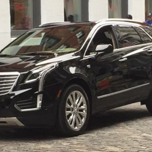 Cadillac XT5 на американской улице